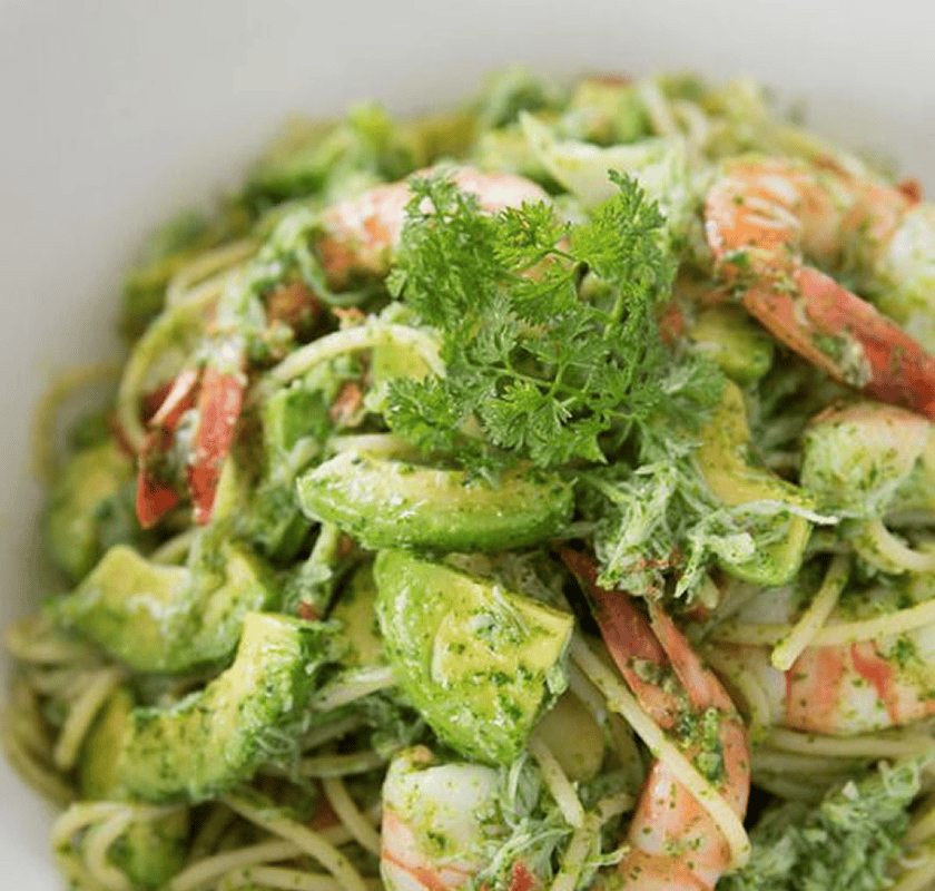 Спагетти в сливочном соусе с креветками и авокадо