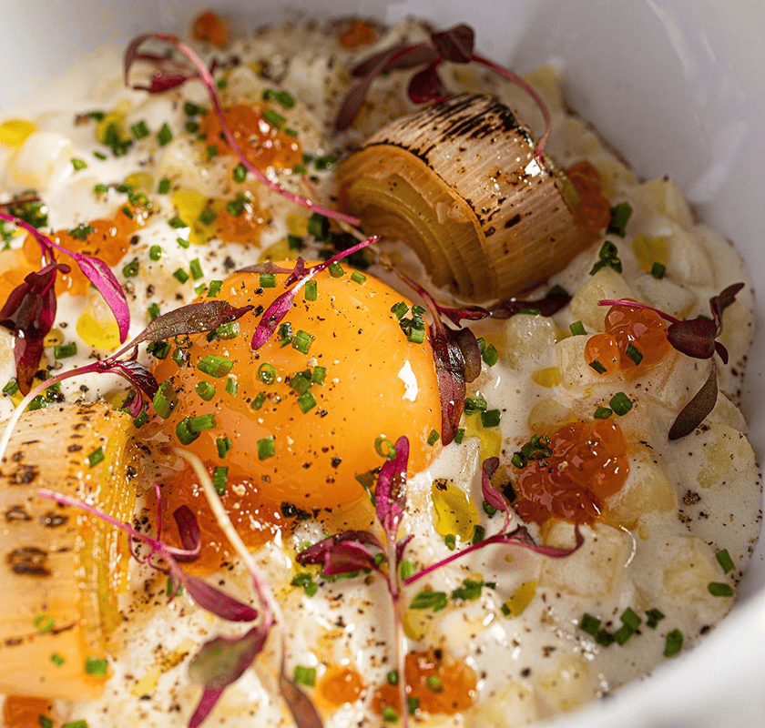 image recipe Тартар из картофеля со сливочным соусом и желтком с красной икрой