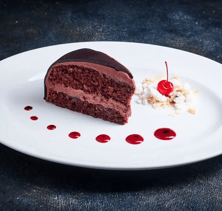 Шоколадный торт с вишней