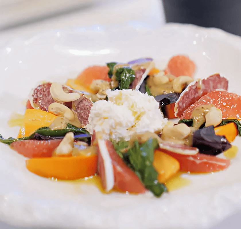 Cалат с грейпфрутом, колбасой и хурмой